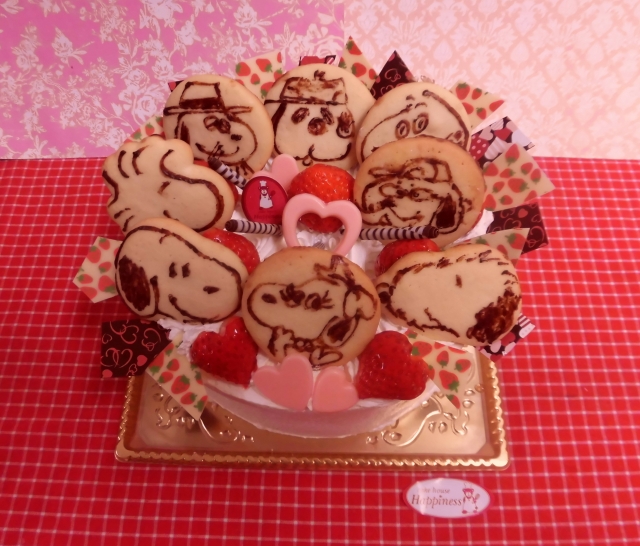 イチゴとキャラクタークッキーとチョコレートの飾りをトッピングのデコレーションケーキ♪
