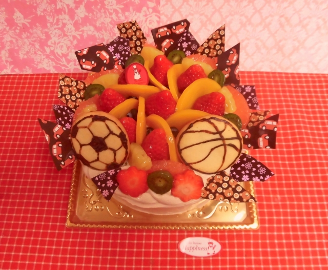6号　フルーツとバスケットボール&サッカーボールクッキーとチョコレートの飾りをトッピングのデコレーションケーキ♪(*^▽^*)